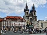 В Праге появились скульптурные изображения женщин в хиджабах, забитых камнями В Праге появились скульптурные изображения женщин в хиджабах, забитых камнями