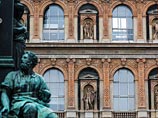 В Австрии венгерских неонацистов не пустили в художественную академию, куда в свое время не приняли Гитлера В Австрии венгерских неонацистов не пустили в художественную академию, куда в свое время не приняли Гитлера