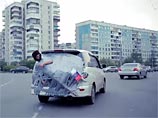 Сибиряка в ушанке на спор примотали скотчем к машине и возили по Новокузнецку Сибиряка в ушанке на спор примотали скотчем к машине и возили по Новокузнецку