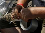 Как выяснилось, этот ролик был снят в рамках проекта "Стрейтинг", участникам которого пользователи соцсетей предлагают сделать что-либо на спор Как выяснилось, этот ролик был снят в рамках проекта "Стрейтинг", участникам которого пользователи соцсетей предлагают сделать что-либо на спор