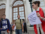 "Православные активисты" во главе с Дмитрием Цорионовым (Энтео) в воскресенье вновь пришли на выставку в столичный Манеж, которую уже громили 14 августа