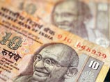 Полиция в Индии сутки пересчитывала деньги, найденные в доме чиновника-взяточника