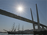 Суд запретил ходить пешком по Золотому мосту во Владивостоке, построенному специально к саммиту АТЭС