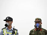 Как сообщает портал Shanghaiist, те, кто контактировал с дождем, жалуются на жжение на лице и губах. Также многие отметили, что после прикосновения к белой пене появилось жжение на руках и зуд Как сообщает портал Shanghaiist, те, кто контактировал с дождем, жалуются на жжение на лице и губах. Также многие отметили, что после прикосновения к белой пене появилось жжение на руках и зуд