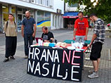 Активисты Боснии и Герцеговины решили раздавать еду на улицах, чтобы снизить этническую напряженность