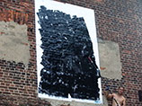  Рисунок с соответствующей надписью и изображением кулака, созданный известной в городе дизайн-студией Concrete Jungle, закрасили черной краской