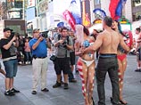 В Нью-Йорке хотят запретить полуголым женщинам фотографироваться с туристами В Нью-Йорке хотят запретить полуголым женщинам фотографироваться с туристами