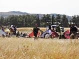 Большое количество мигрантов провели ночь на южной границе Македонии, а с утра попытались прорвать полицейское заграждение. Не менее пяти человек пострадали в столкновениях на македонско-греческой границе