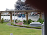 На сталелитейном заводе рядом с аэропортом Ханэда в Токио произошел мощный взрыв, после которого начался пожар.