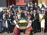 В Киеве празднование началось с церемонии возложения цветов к памятникам Тарасу Шевченко и Михаилу Грушевскому с участием президента Украины Петра Порошенко и других высокопоставленных лиц В Киеве празднование началось с церемонии возложения цветов к памятникам Тарасу Шевченко и Михаилу Грушевскому с участием президента Украины Петра Порошенко и других высокопоставленных лиц