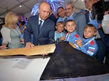 Полутораметровый летающий топор был создан молодыми инженерами в рамках фестиваля "От винта". Вес этого летающего агрегата, несмотря на внушительные размеры, составляет всего 200 грамм Полутораметровый летающий топор был создан молодыми инженерами в рамках фестиваля "От винта". Вес этого летающего агрегата, несмотря на внушительные размеры, составляет всего 200 грамм