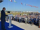 МАКС-2015: Путину показали гигантский летающий топор, а он предложил научиться запускать утюги в воздух МАКС-2015: Путину показали гигантский летающий топор, а он предложил научиться запускать утюги в воздух