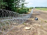 Правительство Венгрии совместно с Кабинетом национальной безопасности обсудило, как армия может помочь в защите южной границы государства, где волна мигрантов пытается прорваться в страны Евросоюза Правительство Венгрии совместно с Кабинетом национальной безопасности обсудило, как армия может помочь в защите южной границы государства, где волна мигрантов пытается прорваться в страны Евросоюза