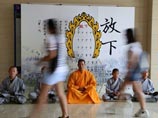 Буддийский монах из монастыря Шаолинь целый день просидел в позе лотоса в холле офисного здания в городе Чжэнчжоу провинции Хэнань, чтобы убедить прохожих на один день отказаться от своих мобильных телефонов и передать их на хранение
