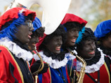 Роль Чёрных Питов (по-голландски Zwarte Piet) традиционно исполняют люди европейской внешности с закрашенными черной краской лицами
