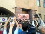 Участники народного схода у дома Лишневского на Лахтинской улице, 24, намеревались установить изображение разбитого барельефа Мефистофеля на историческом месте