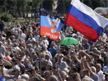 Жители Донецка во время акции в День независимости Украины на площади Ленина