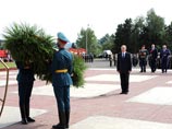 Путин с опозданием прилетел в Читу и возложил цветы к мемориалу Боевой и трудовой славы