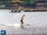 Шаолиньский монах поставил новый рекорд дальности "хождения по воде" (ВИДЕО) Шаолиньский монах поставил новый рекорд дальности "хождения по воде" (ВИДЕО)