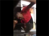 В США арестована 17-летняя девушка, которая за волосы вытащила сотрудницу McDonald's из окна экспресс-кассы (ВИДЕО)