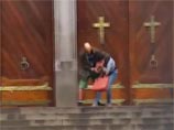 На ступенях собора в Сан-Паулу полицейские застрелили вооруженного мужчину и нищего, который вступил с ним в схватку (ВИДЕО)