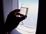 В США стюардессу-мусульманку отстранили от работы за отказ подавать алкоголь