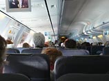В США стюардессу-мусульманку отстранили от работы за отказ подавать алкоголь
В США стюардессу-мусульманку отстранили от работы за отказ подавать алкоголь