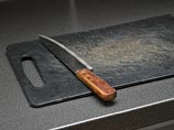 В Оренбуржье дочь чиновника, во время обыска защищавшая имущество с ножом в руках, получила 5 лет за ранение полицейского