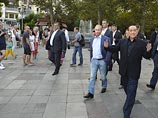 Так он ответил на просьбу прокомментировать предложения "взять Донбасс", которые прозвучали в пятницу от граждан, когда Путин и Берлускони прогуливались по набережной Ялты Так он ответил на просьбу прокомментировать предложения "взять Донбасс", которые прозвучали в пятницу от граждан, когда Путин и Берлускони прогуливались по набережной Ялты