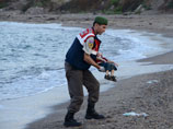 СМИ распространили шокирующие фотографии бездыханного тела маленького мальчика, бежавшего со своими родителями и братом из сирийского города Кобани в надежде доплыть до берегов Греции