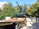 В Кишиневе танк Т-34 сняли с постамента, чтобы поместить в будущий Музей советской оккупации
