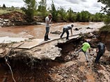 В США число жертв наводнения, вызванного ливнями, на юге штата Юта выросло до 18. Судьба двух человек - туриста и 6-летнего мальчика - остается неизвестной