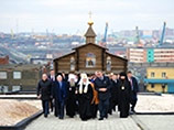 Патриарх Московский и всея Руси Кирилл, совершающий пастырский визит на Север России, возложил в Норильске накануне цветы к мемориалу "Норильская Голгофа"