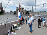 В центре столицы, на Большом Москворецком мосту, круглосуточно дежурят сторонники убитого здесь политика Бориса Немцова, охраняя стихийный мемориал оппозиционеру