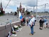 В центре столицы, на Большом Москворецком мосту, круглосуточно дежурят сторонники убитого здесь политика Бориса Немцова, охраняя стихийный мемориал оппозиционеру В центре столицы, на Большом Москворецком мосту, круглосуточно дежурят сторонники убитого здесь политика Бориса Немцова, охраняя стихийный мемориал оппозиционеру
