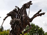 Британский скульптор узбекского происхождения Юнус Сафардиар, являющийся автором недавно открытого в Томске памятника Ермаку, изображенного в виде всадника, сидящего на пятиногом коне, считает, что при установке была искажена первоначальная идея