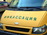 Полиция Санкт-Петербурга разыскивает грабителя, напавшего на перевозчиков денег. Злоумышленник взорвал гранату, однако тяжелораненым инкассаторам удалось закинуть мешки с деньгами в броневик и спрятаться Полиция Санкт-Петербурга разыскивает грабителя, напавшего на перевозчиков денег. Злоумышленник взорвал гранату, однако тяжелораненым инкассаторам удалось закинуть мешки с деньгами в броневик и спрятаться