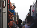В районе венгерского поселка Мадьярбой задержан поезд с тысячей беженцев, которых сопровождали около 40 хорватских полицейских