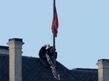 Резиденцию чешского президента украсили красными трусами