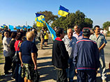 Активисты "Гражданской блокады Крыма" в полдень воскресенья объявили о начале продовольственной блокады на пропускных пунктах со стороны Украины