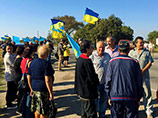 Активисты "Гражданской блокады Крыма" в полдень воскресенья объявили о начале продовольственной блокады на пропускных пунктах со стороны Украины Активисты "Гражданской блокады Крыма" в полдень воскресенья объявили о начале продовольственной блокады на пропускных пунктах со стороны Украины