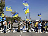 Украинская сторона сообщает, что блокирование движения грузовых автомобилей в Крым успешно продолжается на всех дорогах через административную границу с Херсонской областью