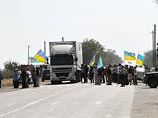 Среди водителей большегрузных фур, остановившихся на границе Украины и Крыма из-за объявленной крымскими татарами продовольственной блокады полуострова, назревает бунт