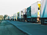 По данным погрануправления, в то время как с украинской стороны у грузовиков с продуктами, предназначенными для Крыма, нет возможности проезда, российские пункты пропуска работают в штатном режиме