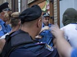 В Харькове неизвестные штурмовали горсовет и разукрасили дом бывшего губернатора