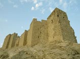 Очередная бомбардировка в Сирии повредила древнюю крепость в городе Пальмира, который занимают боевики "Исламского государства". По меньшей мере 13 бомб были подорваны в окрестностях крепости