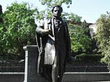 Возмущенный руками Пушкина художник прорвался в кабинет мэра Ялты, устроив перформанс Возмущенный руками Пушкина художник прорвался в кабинет мэра Ялты, устроив перформанс