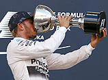 Хэмилтон выиграл Гран-при "Формулы-1" в Японии, выпихнув напарника с трассы