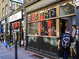 В Лондоне толпа анархистов заляпала краской хипстерское кафе Cereal Killer, протестуя против "буржуазных" сухих завтраков