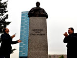 Памятник известному украинскому поэту Тарасу Шевченко в минувший вторник был установлен в Новосибирске недалеко от станции метро "Октябрьская"